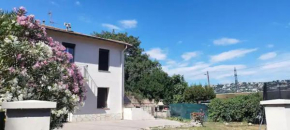 Appartement 4 p neuf dans haut de villa , clim, parking, jardin